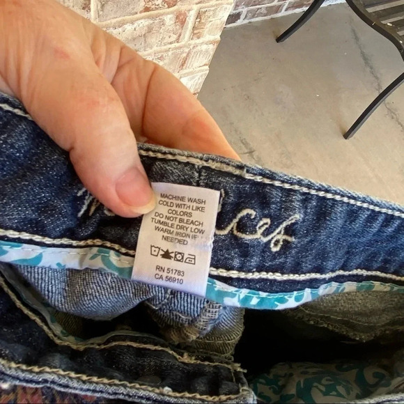 Maurice’s Embroidered Pocket Stitching Curvy Fit  Crop Capri Jeans - Picture 4 of 7